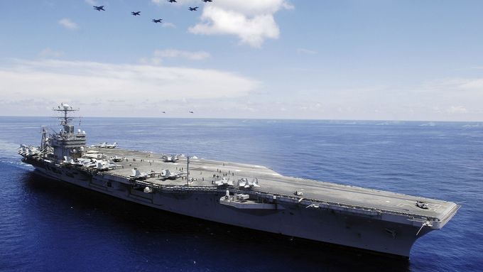 Americká letadlová loď USS Abraham Lincoln, operující nyní v Perském zálivu.