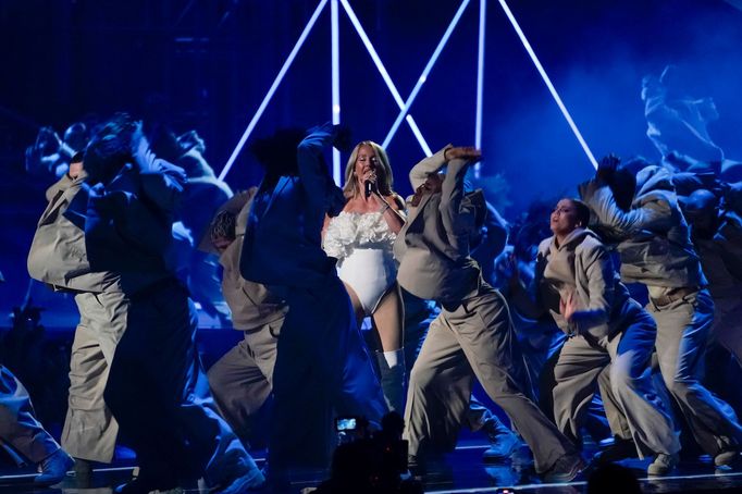 Na sobotním předávání Brit Awards zazpívala také Ellie Goulding.