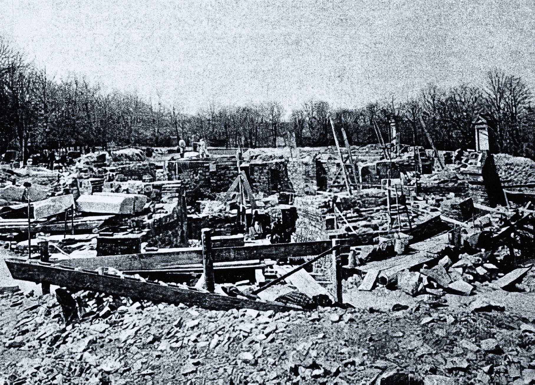 Jednorázové užití / Fotogalerie / Před 130 lety se začala stavět Petřínská rozhledna v Praze