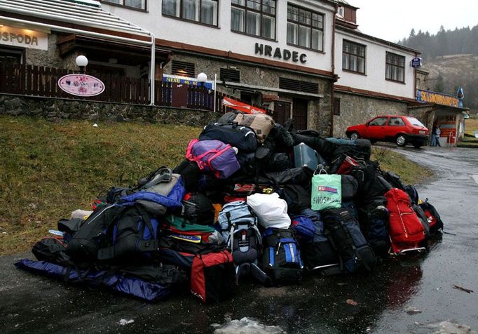 Když počasí nepřeje, jede se domů. Studenti z Kladna byli z nepodařeného lyžařského kurzu hodně zklamaní.