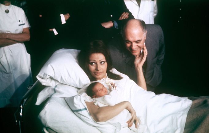 Sophia Lorenová a Carlo Ponti se svým čerstvě narozeným synem Carlem v ženevské nemocnici 4. ledna 1969.