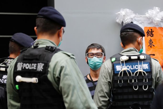 Nový národně bezpečnostní zákon dává Číně možnost potrestat opozici a demonstranty v Hongkongu. Tisíce lidí přesto protestují.