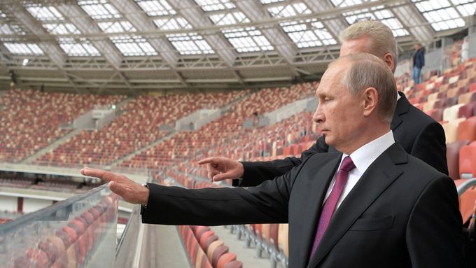 Vladimir Putin v doprovodu moskevského starosty na inspekci stadionu v Lužnikách.