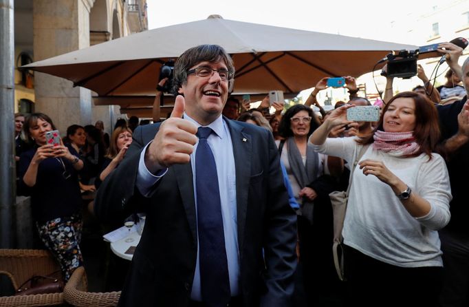 Katalánský premiér Carles Puigdemont po vyhlášení nezávislosti