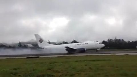 Boeingu 737 selhal podvozek. Při přistání musel pilot se strojem plným paliva klouzat