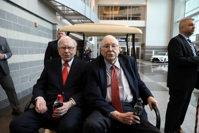 Předseda společnosti Berkshire Hathaway Warren Buffett (vlevo) a její místopředseda Charlie Munger