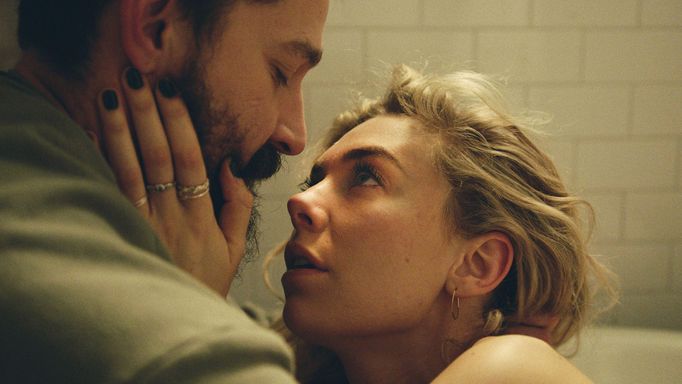 Shia LaBeouf jako Sean a Vanessa Kirby v roli Marthy.