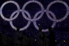 Olympijské kruhy nad Ptačím hnízdem při zahájení letních olympijských her
