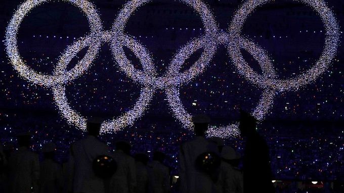 Olympijské kruhy nad Ptačím hnízdem při zahájení letních olympijských her