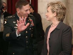 Hillary Clintonová s americkým generálem Davidem Petraeusem, který od soboty velí americkým vojákům v Iráku