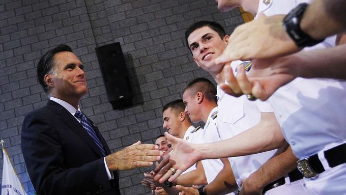 Mitt Romney se zdraví s kadety Virginského vojenského institutu. (8. října 2012)