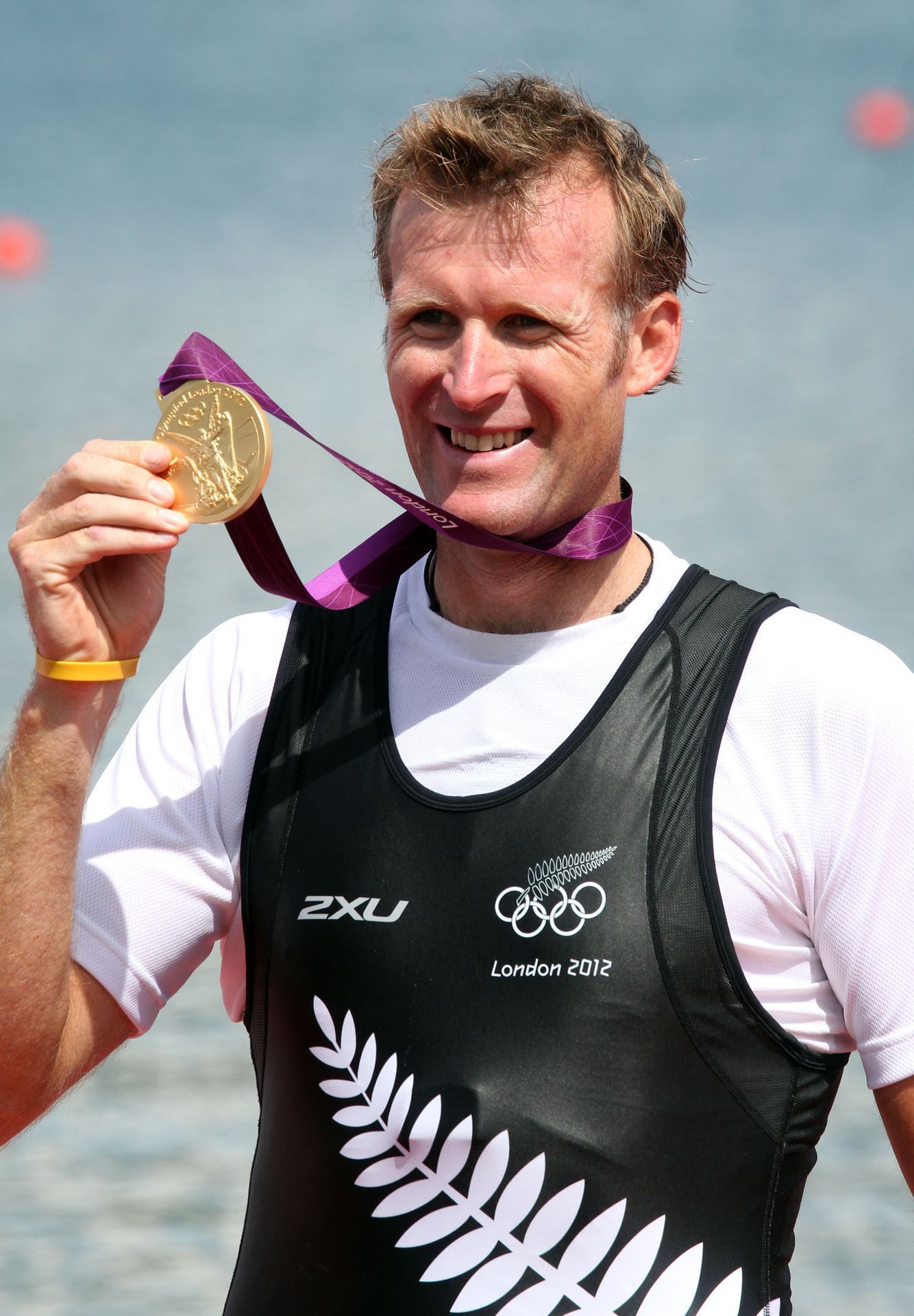 Novozélandský veslař Mahe Drysdale slaví zlatou medaili v závodě na 2 km během OH 2012 v Londýně.
