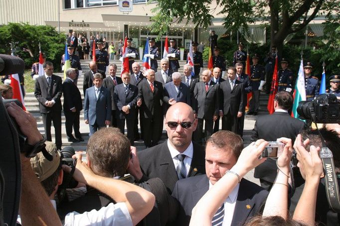 Pozvání do Brna byli i prezidenti Turecka a Řecka. Německý prezident Horst Köhler nepřijel kvůli pracovní návštěvě Číny, ukrajinský prezident Viktor Juščenko se omluvil včera večer kvůli vnitropolitické krizi.