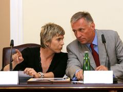 Kateřina Neumannová a premiér Mirek Topolánek na tiskové konferenci.