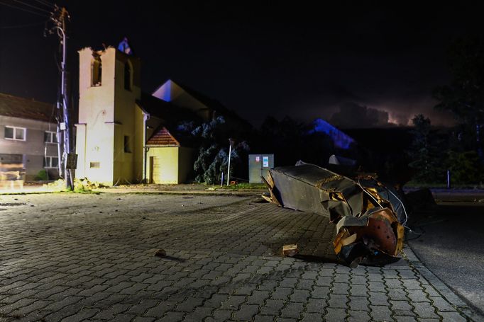 Obec Hrušky na Břeclavsku v noci ze čtvrtka na pátek.