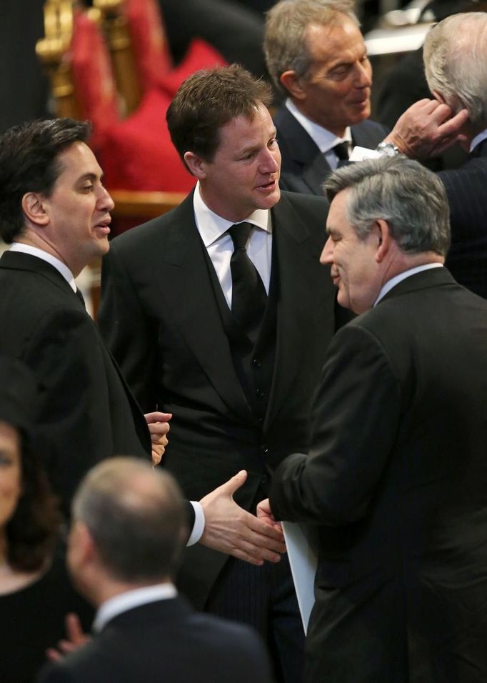 Smutečního aktu se rovněž zúčastnili (ve směru zleva doprava) předseda Labouristické strany Ed Miliband, místopředseda britské vlády Nick Clegg, někdejší britští premiéři Tony Blair a Gordon Brown