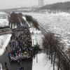 V Moskvě demonstrují desetitisíce Putinových přívrženců