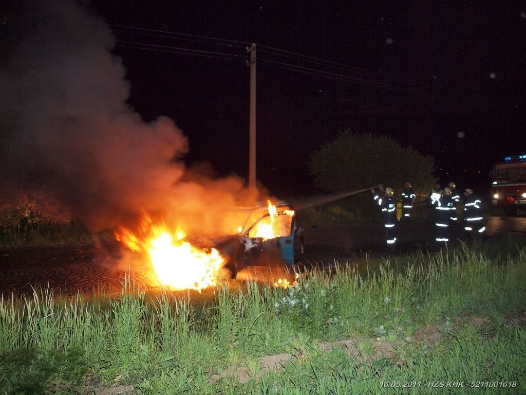 U Třebechovic shořelo osobní auto