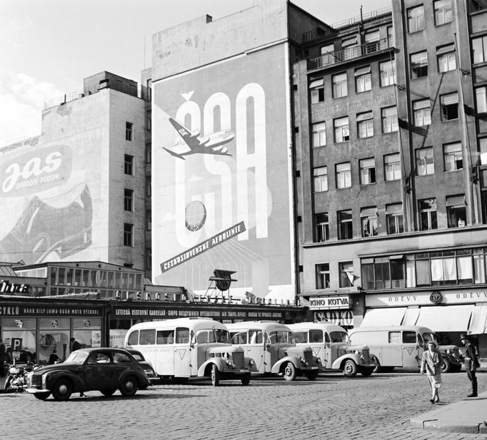 Velkoplošná reklama na ČSA na Náměstí republiky v Praze v roce 1950.