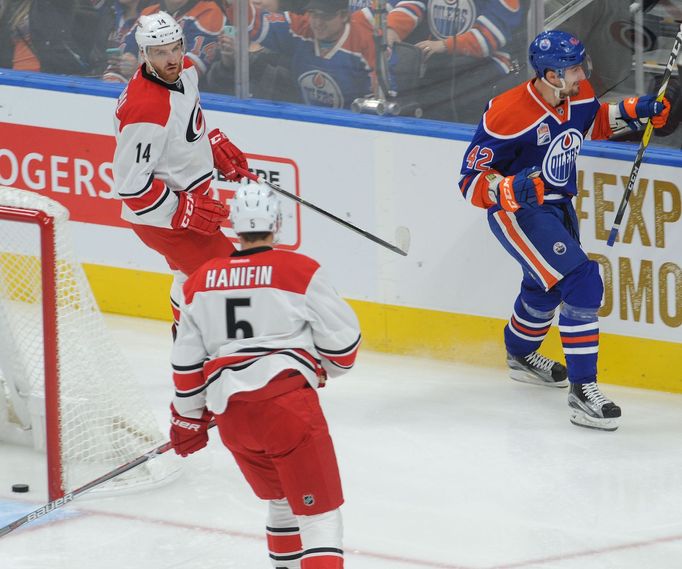 Jakub Nakládal v dresu Caroliny Hurricanes letos paběrkuje na hraně sestavy.