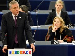 Mirek Topolánek se obává, že jeho slovo na evropské půdě ztratí kvůli vnitropolitické krizi váhu