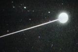 Snímek z videa pořízeného z paluby letounu NASA zachytil schránku sondy Stardust při vstupu do zemské atmosféry před tím, než 15. ledna přistála v poušti v americkém státě Utah.