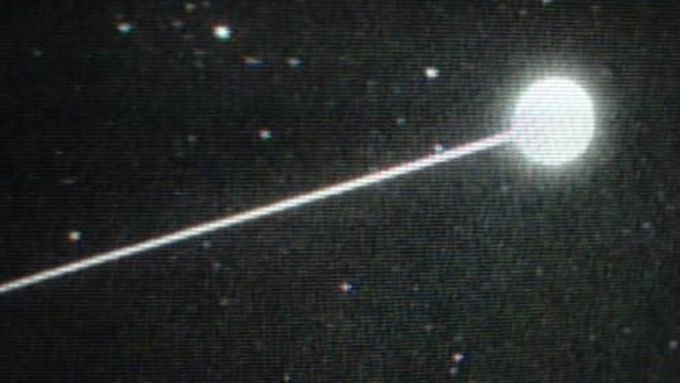 Snímek z videa pořízeného z paluby letounu NASA zachytil schránku sondy Stardust při vstupu do zemské atmosféry před tím, než 15. ledna přistála v poušti v americkém státě Utah.