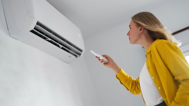 Klimatizace i větráky. Vedra zvyšují spotřebu elektřiny, proti zimě ale zůstává nižší