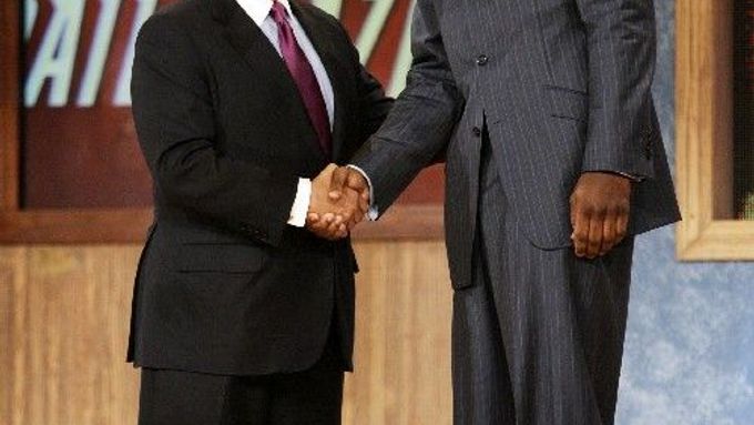 Jednička letošního draftu basketbalové NBA Greg Oden z Univerzity v Ohiu si podává ruku z komisionářem soutěže Davidem Sternem. Odena si vybral Portland.