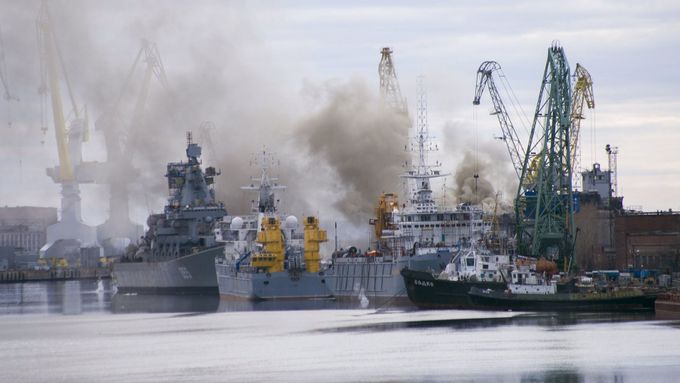 Přístav v Severodvinsku zahalený dýmem z hořící ponorky.
