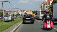 Je pátek 29. června 2018. Teoreticky nejhorší den pro pražskou automobilovou dopravu. Tunel v Bubenči ucpaný, jediné místo je na kolejích.