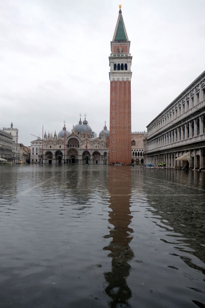 Zaplavené je znovu i náměstí svatého Marka.