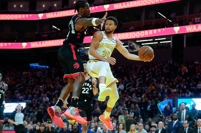 Mar 5, 2020; San Francisco, California, USA; Golden State Warriors guard Stephen Curry (30) attempts to pass around Toronto Raptors forward Rondae Hollis-Jefferson (4) du