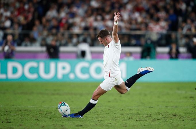 Semifinále MS v ragby 2019, Anglie - Nový Zéland: George Ford při trestném kopu.