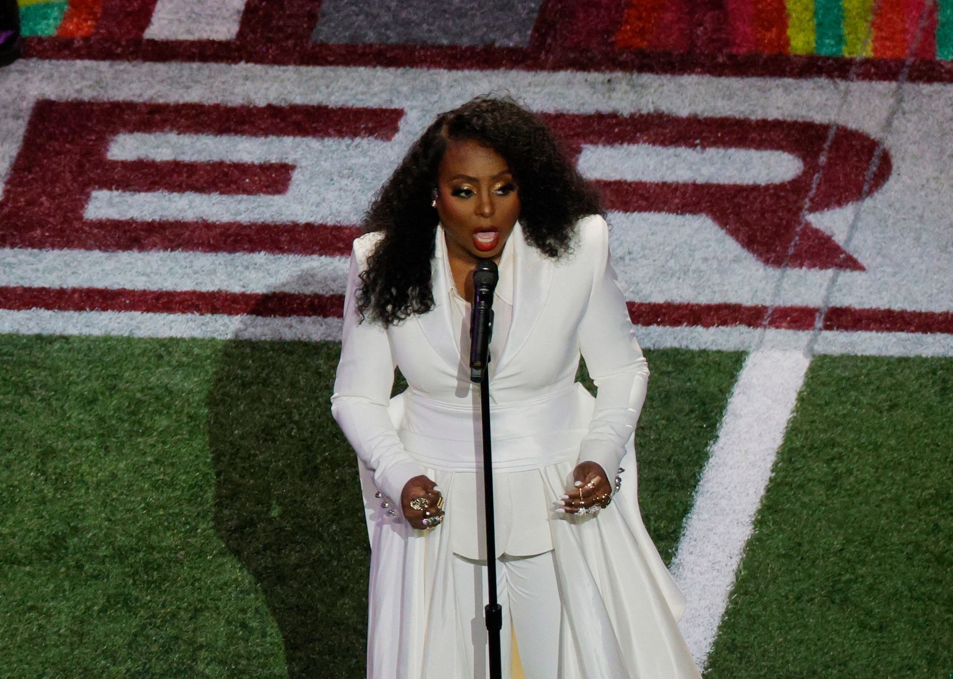 Super Bowl LIX  2025: Ledisi zpívá píseň "Lift Every Voice and Sing"