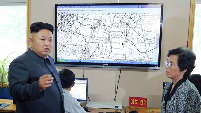 Kim Čong-un během návštěvy u severokorejských meteorologů. Na jejich práci nenechal niť suchou.