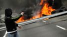 A coal miner throws a screw onto a barricade during a protest against government spending cuts in the mining sector along National Highway 630 in Cinera, northern Spanish province of Leon, June 11, 2012. REUTERS/Eloy Alonso (SPAIN - Tags: CIVIL UNREST BUSINESS EMPLOYMENT ENERGY) Published: Čer. 11, 2012, 3:55 odp.