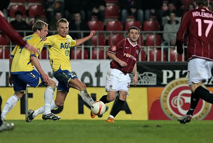 Hosté z Teplic si mnoho vlastních příležitostí nevytvořili (u míče Antonín Rosa, FK Teplice).