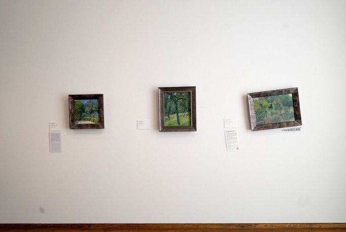 Nakřivo pověšené malby Gustava Klimta, Egona Schieleho a Richarda Gerstla.