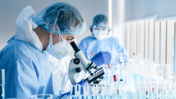 Češi vynalezli papír, který dokáže zabít koronavirus. Chtějí jím tapetovat nemocnice