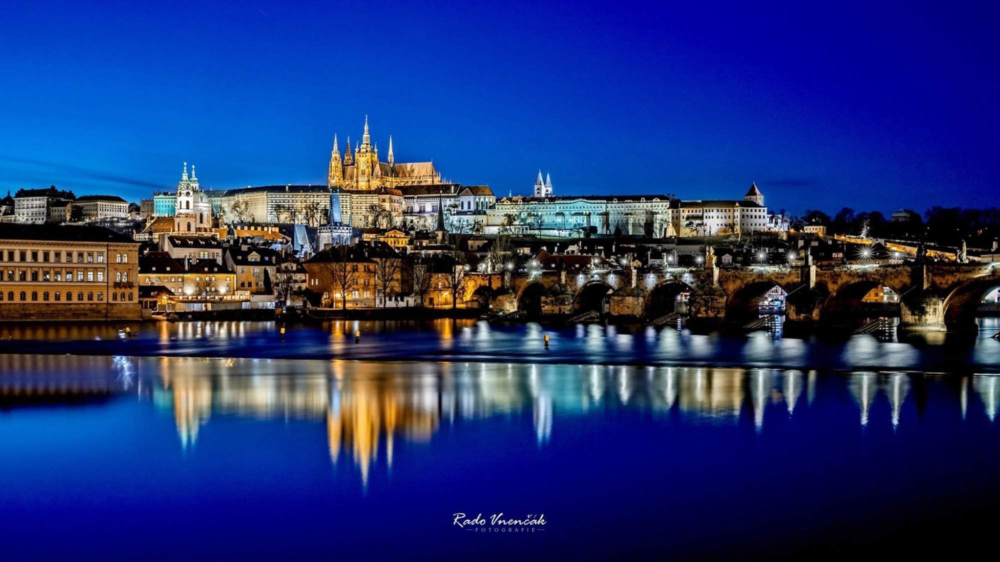 Radoslav Vnenčák: Praha v zrcadle