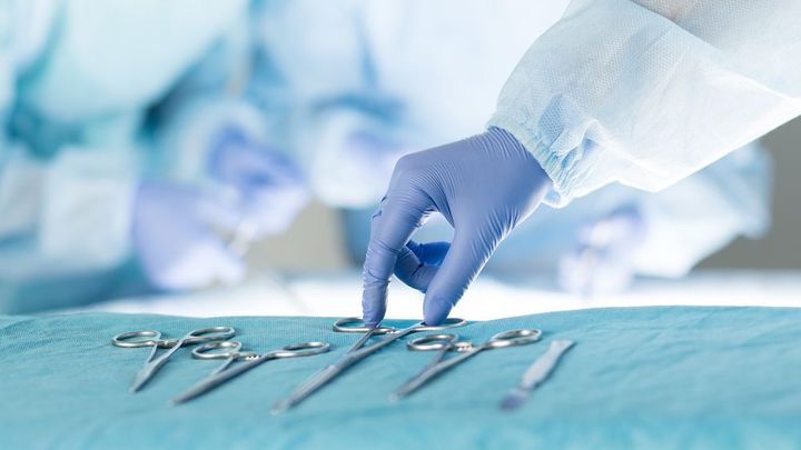 Nádorů mozku přibývá, ročně jich odhalí 900. Operace probíhají i bez uspání pacienta