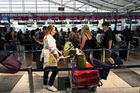 Výpadek odbavovacího systému na Letišti Praha trvá, lety dál nabírají zpoždění