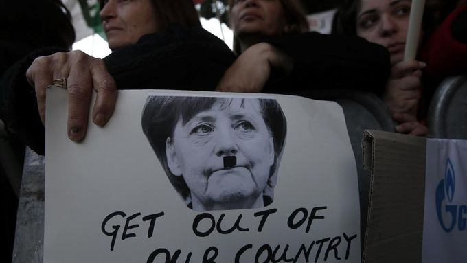 Demonstrace před kyperským parlamentem. Zloba se obrací proti Německu.