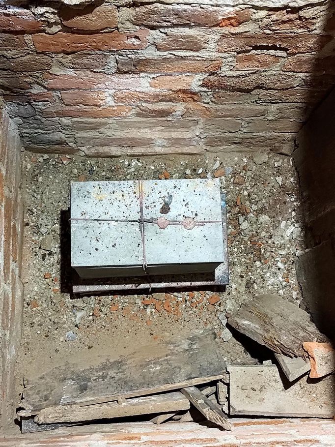 Vyzvedávání ostatků Arnošta Z Pardubic. Kostel Nanebevzetí Panny Marie, Kladsko, Polsko