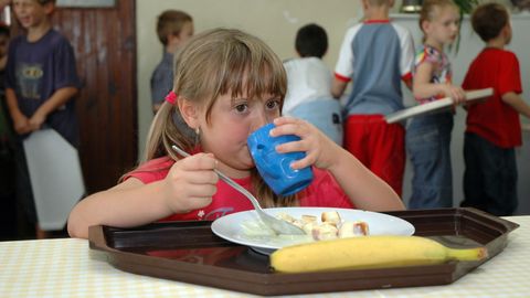 DUEL: (Ne)zdravá strava ve školních jídelnách