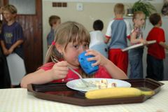 Děti z chudých rodin by mohly mít placené školní obědy