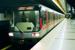 Mladý muž zahynul pod metrem, provoz byl zastaven