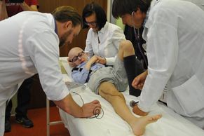 Lékaři poprvé voperovali chlapci endoprotézu kolene, která postupně dorůstá