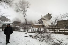 Foto: Nejméně 37 obětí. V Kyrgyzstánu se zřítilo turecké nákladní letadlo, dopadlo na vesnici